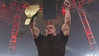 Эрик Бишофф награждает Triple H титулом чемпиона мира в тяжёлом весе: Raw, 2 сентября 2002 г.