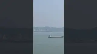 А из нашего окна жемчужная река вида и город Дунгуань где сегодня пускали много салютов