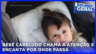 Bebê cabeludo chama a atenção e encanta por onde passa