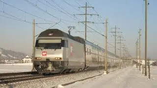 SBB Re 460 100 Schweizer Fernsehen mit InterCity in Kiesen