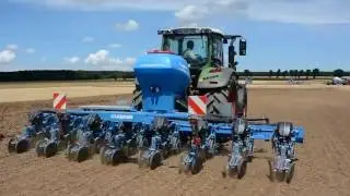 Le semoir monograine Azurit de Lemken au travail.