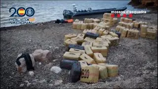 Traficantes armados en una narcolancha con hachís de Marruecos