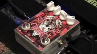 Devi-Ever ROCKET fuzz tremolo unique guitar effects pedal demo with a Strat