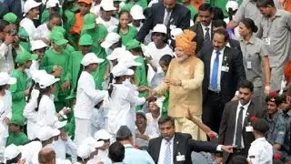 PM Modi meets school children after I Day speech