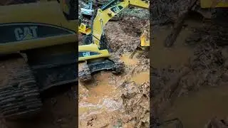 Excavator crash #excavator #crash #offroad #komatsu #caterpillar #cat #earthmoving #construction