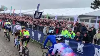 Tour des Flandres 2023 - Passage du peloton dans le Vieux Quaremont