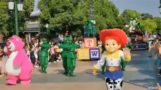 Shanghai Disneyland Parade   Mickey's Storybook Express Parade