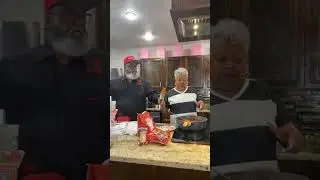 Салат со спагетти и фрикадельками, чесночный хлеб, булочка с корицей #миллиондолларов