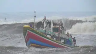 Pulang melaut melewati ombak besar plawangan puger 