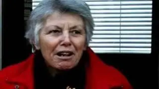 Marie Regez auf dem Dorfplatz