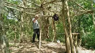 Isolado na natureza construindo um abrigo