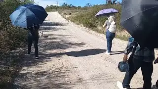 Nos bajamos del auto y caminamos admirando el lugar, hermooooosooo