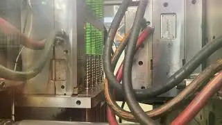 Stampaggio a iniezione di materie plastiche automatizzato
