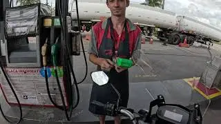 abastecendo a crosser pra ir pro rolê