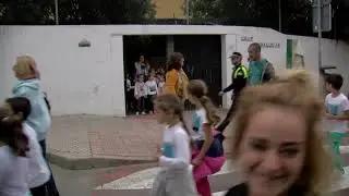 Alumnos de colegios algecireños protagonizan una marcha contra la leucemia infantil