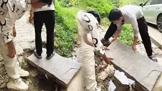 Kind-hearted people traveled long distances to transport suitable stones to repair roads.#funny