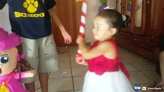 rompiendo la piñata en el cumpleaños de Rebequita