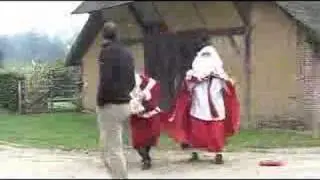 Kerstman VS. Sinterklaas vechten