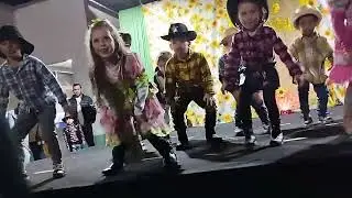Erick dançando festa junina 2025 