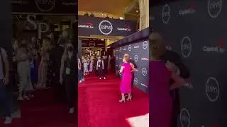 Dickie V arrives to the ESPYs Red Carpet 🤩