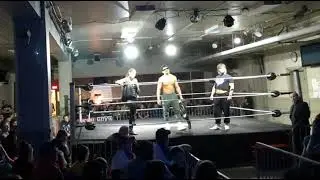 intro de la D Gang qui se la p&egrave;te. Leo Harvey Sunshine vient les d&eacute;fier. show FCL du 5 avril (VP)