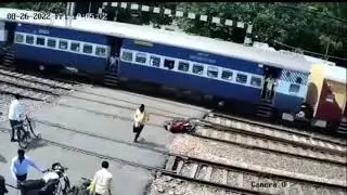 Bal Bal baach gya 👍 Bike ko kuchalte huwe next station tak leygaya #trainaccident