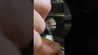 Schloss mit B&uuml;roklammer &ouml;ffnen?! | #lockpicking #shorts