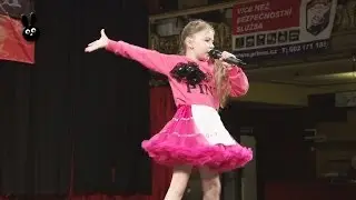 Saša zpívá před plnou Lucernou, CZ, RU, EN
