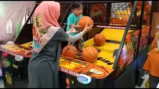 Main bola basket di time zone  |  anak kecil main bola basket lucu