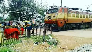 Bihar Sharif Railway फाटक को पार करते 03250 Patna Rajgir Passenger  Train / Bhartiya Rail Video