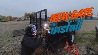 Сварка и изготовление новых откидных ворот для прицепа для перевозки ландшафтных материалов.