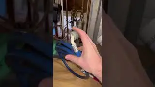 PLUMBING TIP for when your in a tight squeeze #plumber #plumbing #plumbingtips