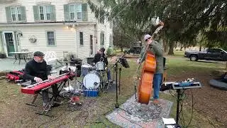 &ldquo;Freddie Freeloader&rdquo; &ndash; Swinging Blues | Three Left Feet (Live in the cold!) Hacklebarney 11-23-25