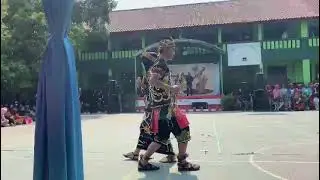 Fashion show hari Sumpah Pemuda.. baju adat Dayak Kalimantan Timur SMPN 1 KLAPANUNGGAL. HAPPY&YOSUA