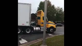#short#international#yellow#daycab#highcabtop#penske#sidrstripes#blue#darkblue#trailer#onmove#AM