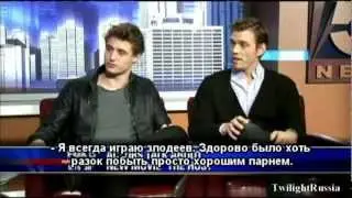 Max Irons & Jake Abel promocionan 'The Host' FOX 5(русские субтитры)