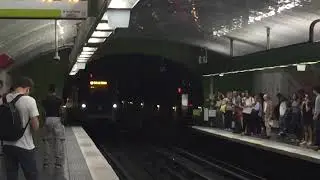 Метропоезд MF01 на станции Trocad&eacute;ro