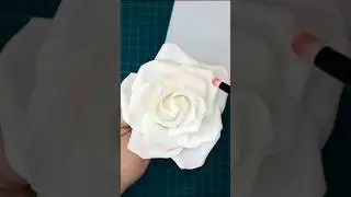 C&oacute;mo hacer una rosa en pasta de goma o #fondant #sugarflowers #cakedecorating