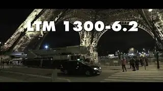La grue mobile Liebherr -  LTM 1300-6.2 hisse un bateau sur une galerie de la Tour Eiffel