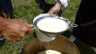 Как делают швейцарский сыр раклет