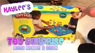 Play-Doh Play & Store Table Unboxing and Playing.