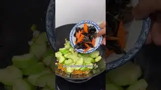Egg scrambled zucchini This is a dish that serves rice and wine Chinese New Year s Eve rice  has a