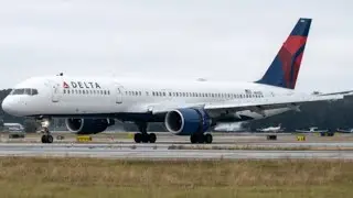 DELTA extra&ntilde;o humo en el motor  Aeropuerto Internacional Juan Santamar&iacute;a, San Jose Costa Rica 