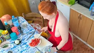 Sauce for pizza. I'm making a delicious sauce. Kitchen show. Cooking show. Mila naturist.
