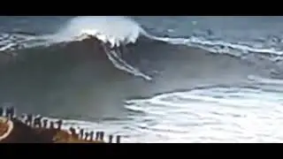 surf onde di 20/30 metri di altezza nazare Portogallo