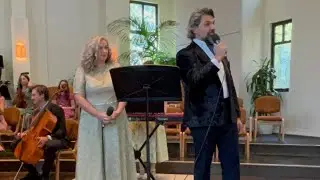 Neprihănită dragoste dint&acirc;i! Interpreted by Samuel Druhora and Daniela Podobea ￼ 