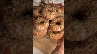 Пончики с корицей, сахаром, крошкой и ванильной глазурью