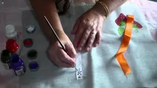 Pintando fita de cetim  (Utilizando tinta para tecido e não cola rs)