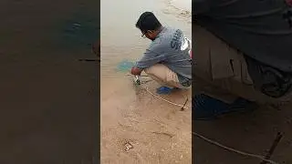bottle trap fishing in Mumbai marve beach with Sam 🎣🐟🪝 #fishaholic #fishing #sea #beachfishing 🎣🐟🪝