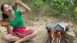 Primitive Technology:  Woman Cooking Stingray - Eating Delicious